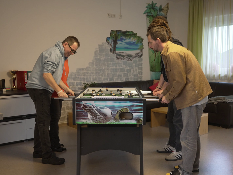 Bewohner spielen Tischfußball