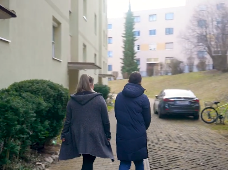 Bewohnerin und Assistentin gehen spazieren