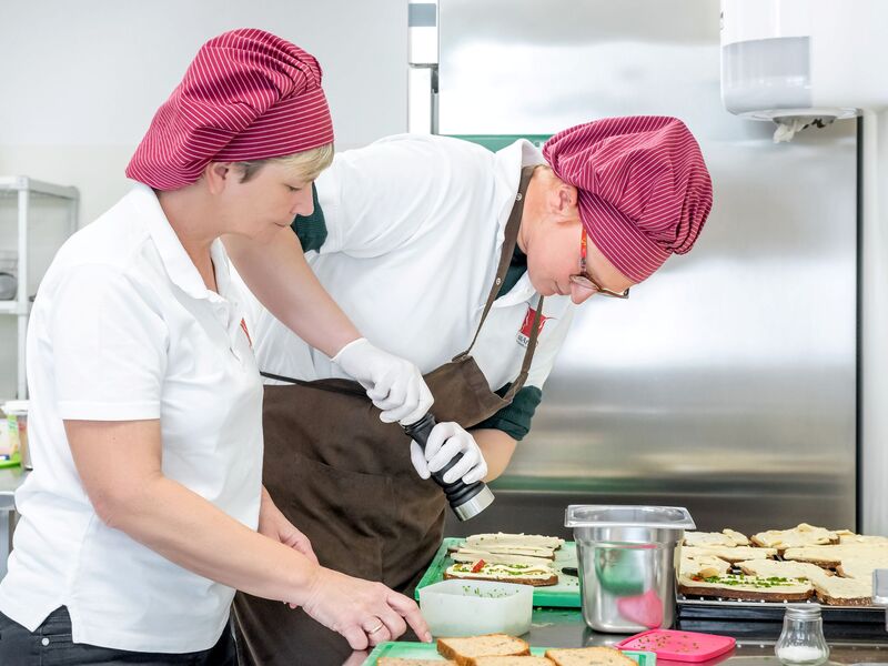 Mitarbeiterinnen bereiten Jausenweckerl für den Bistro-Flitzer zu