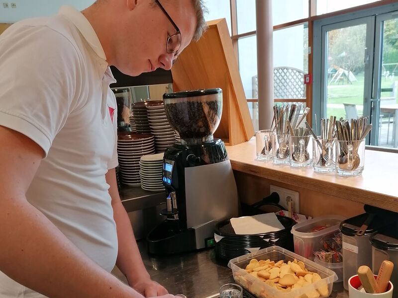 Ein Mitarbeiter bei der Kaffeezubereitung