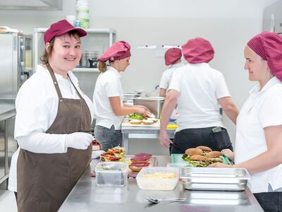 Mitarbeitenden bereiten Jause für den Bistro-Flitzer zu