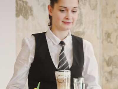 Frau serviert Kaffee
