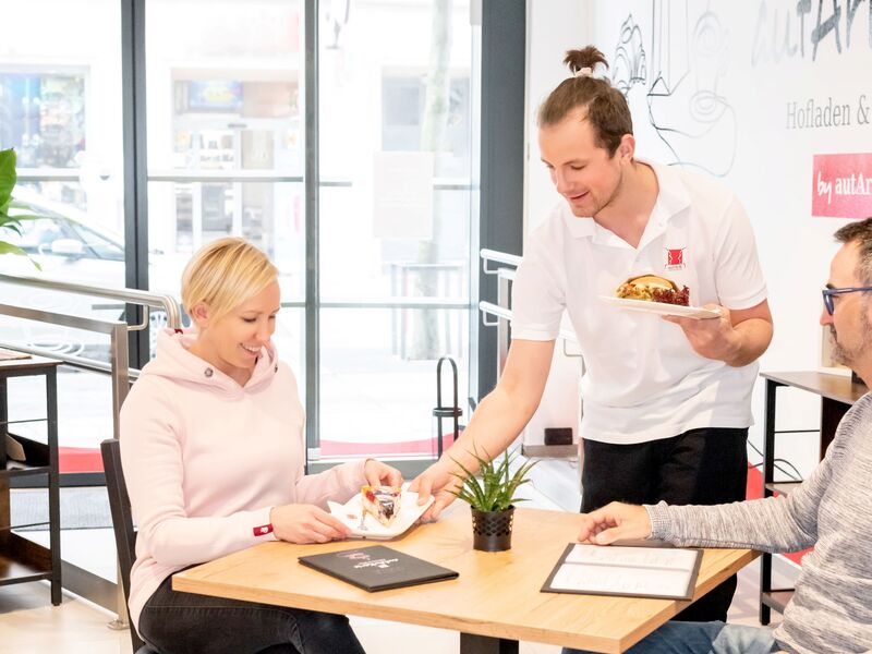 Gäste werden in der autArKerie bedient