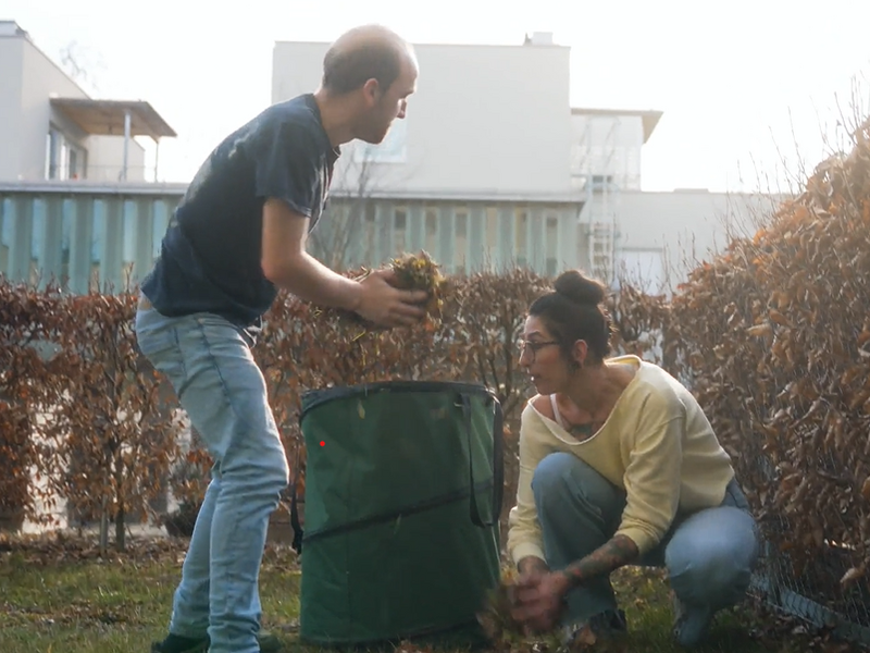 Assitentin und Bewohner arbeiten im Garten